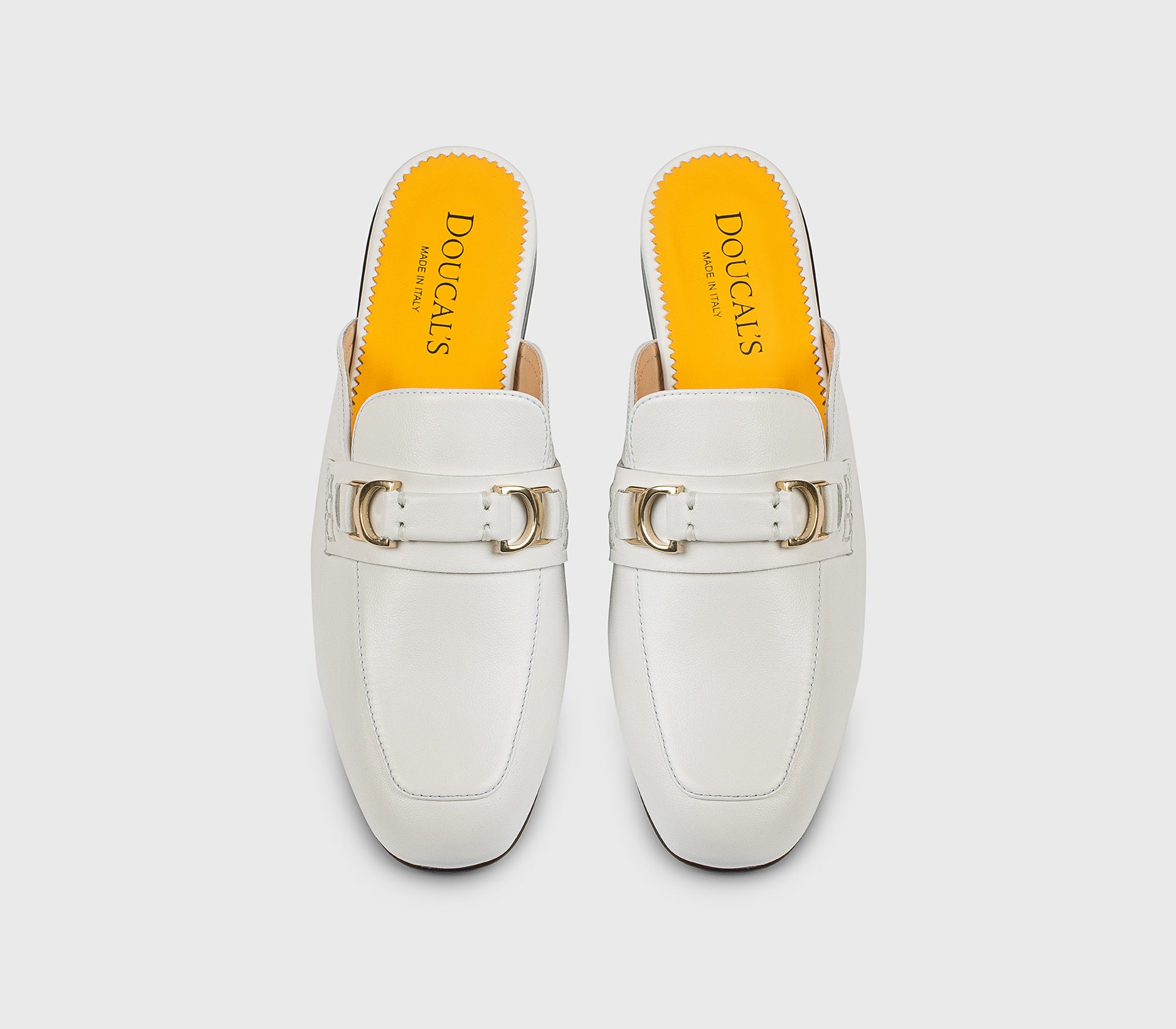 DD8779MAENUF279NW00 - Sabot con accessorio in metallo in pelle bianco