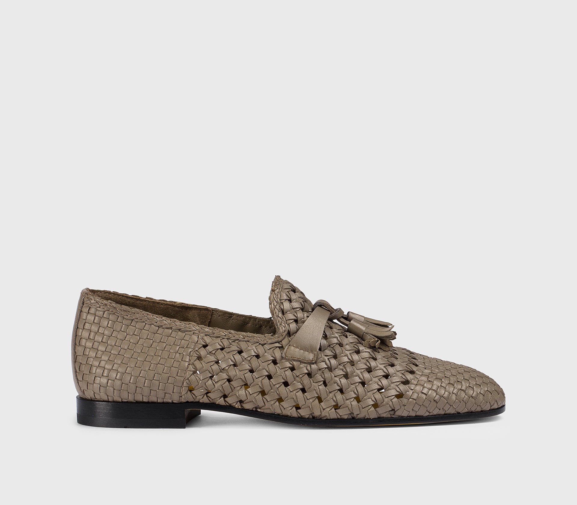 DD8875MEGNUZ280NM20 - Mocassino con nappine in pelle traforata fango