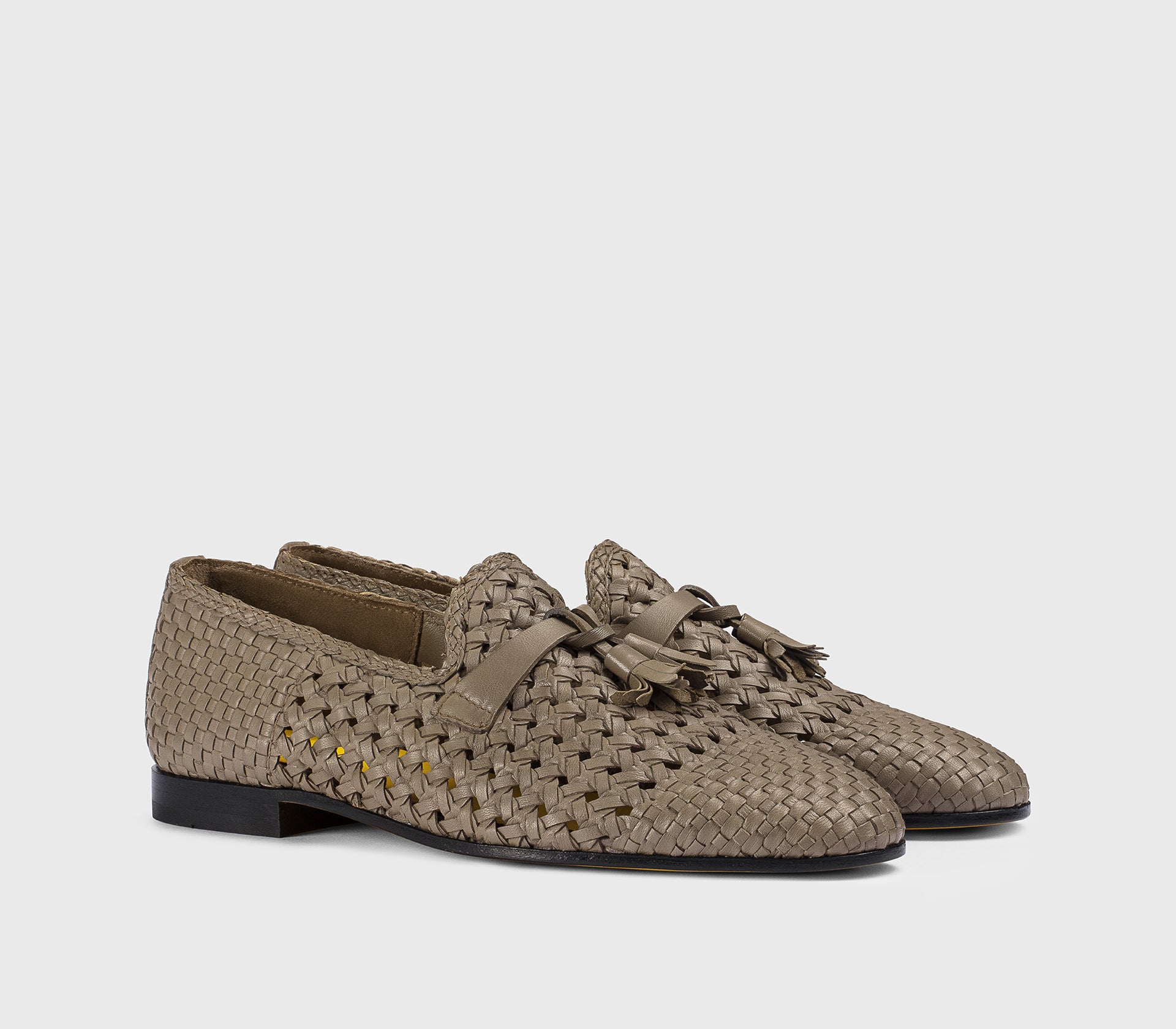 DD8875MEGNUZ280NM20 - Mocassino con nappine in pelle traforata fango
