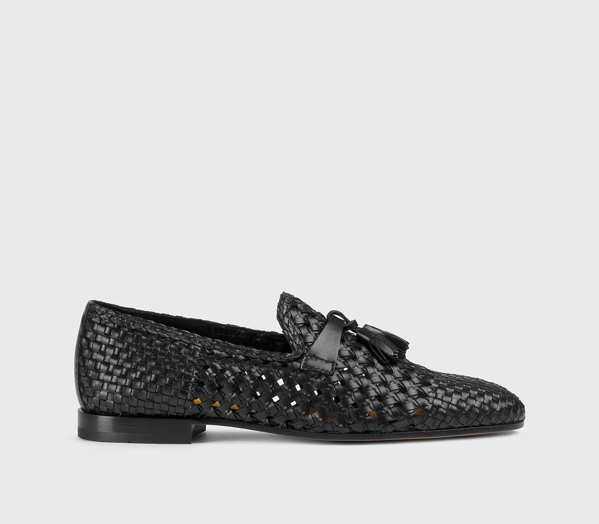 DD8875MEGNUZ280NN00 - Mocassino con nappine in pelle traforata nero