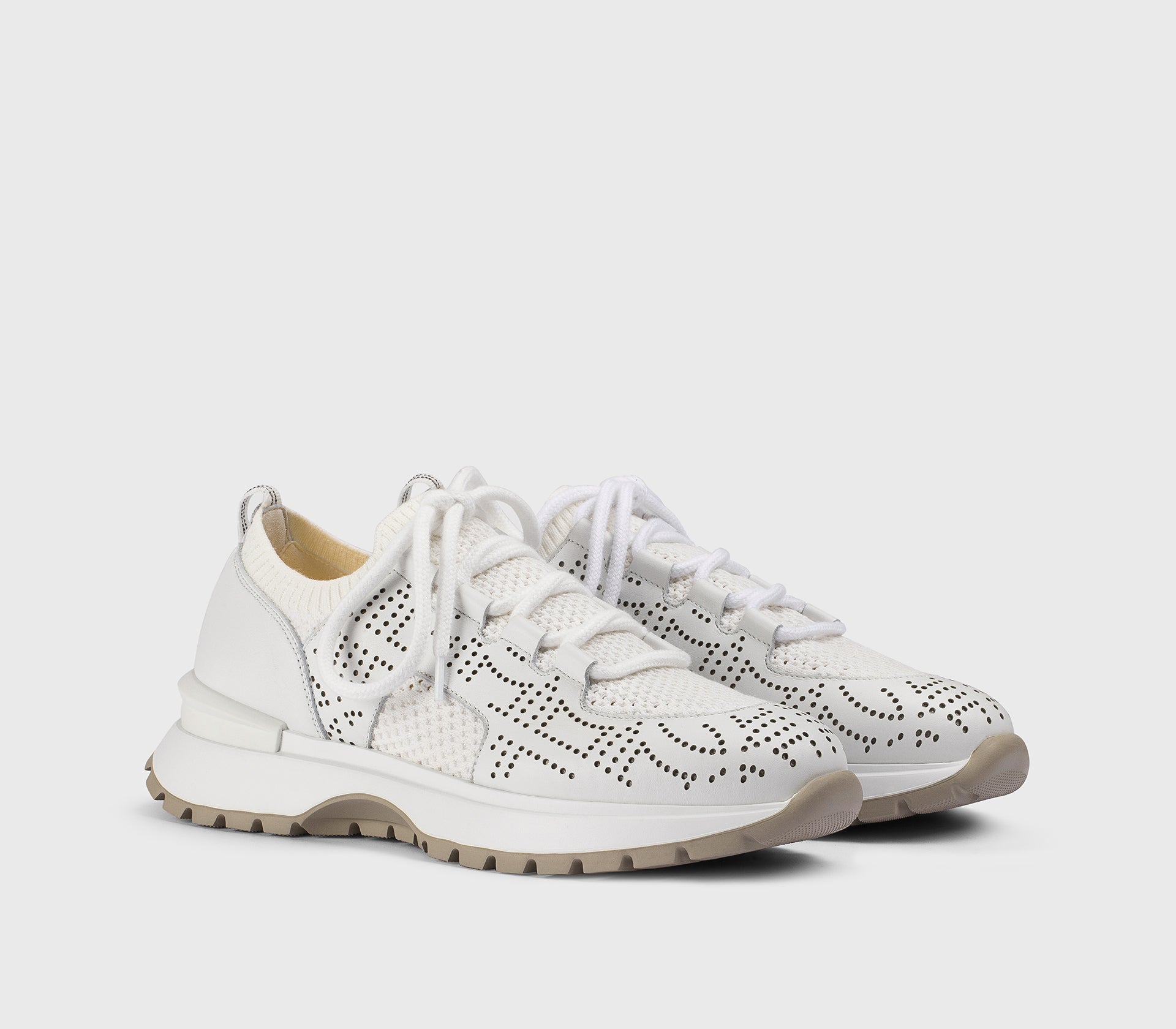 Sneaker en tissu technique et cuir perforé blanc