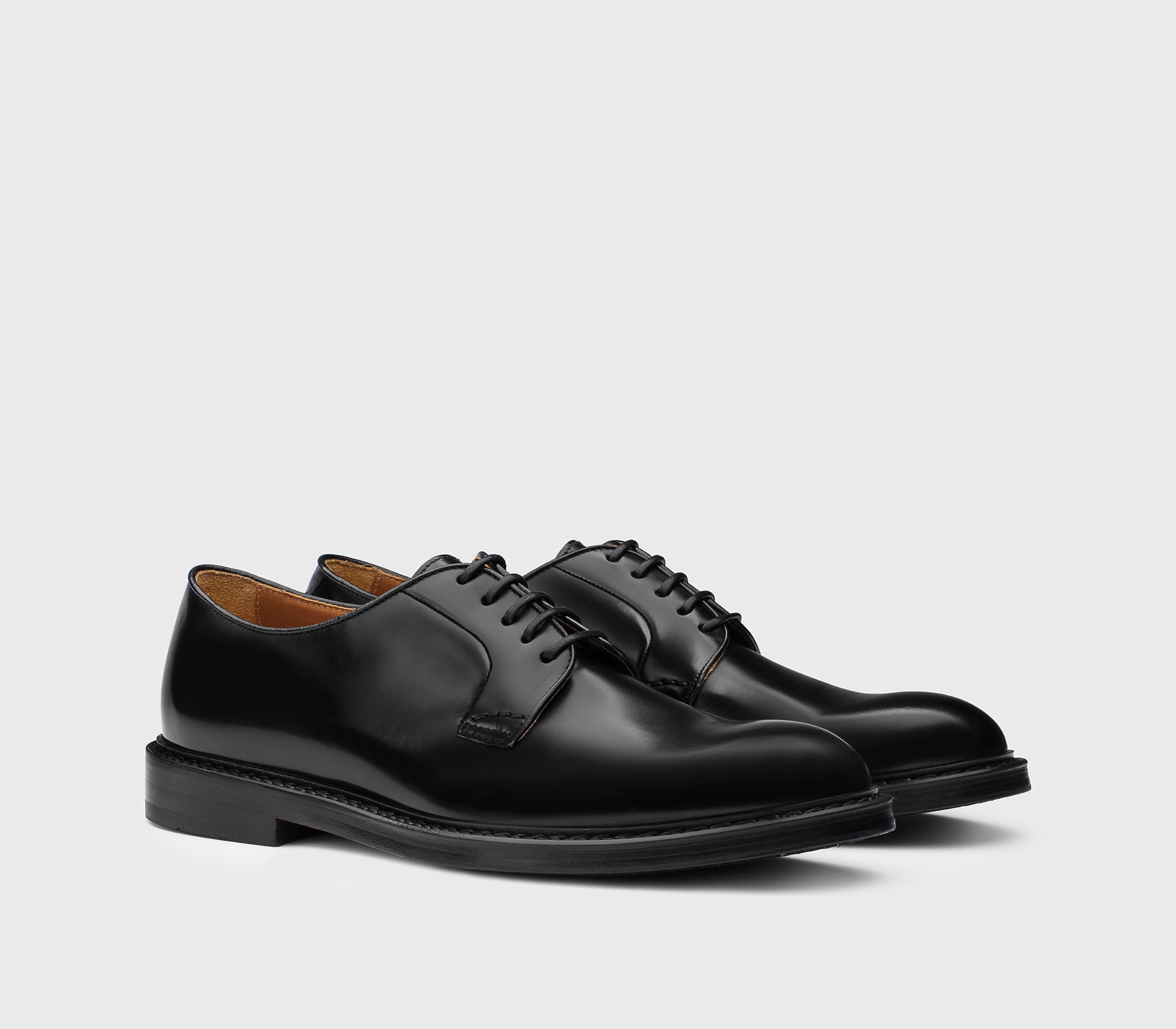 Schnürschuh aus schwarzem Leder