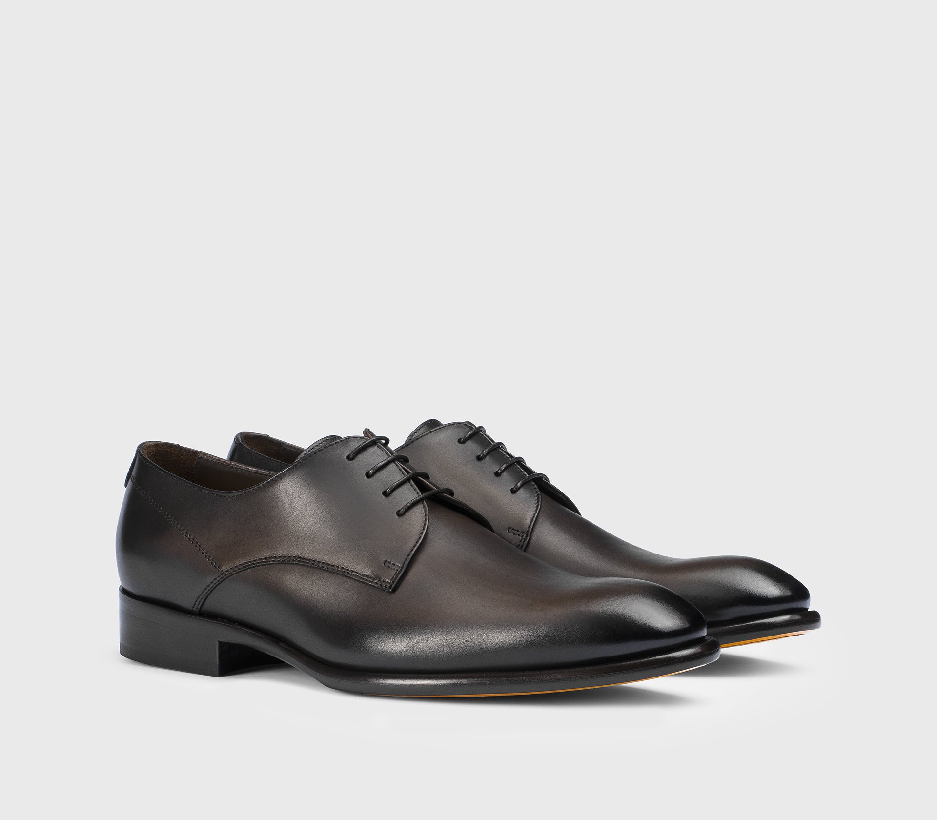Chaussure à lacets en cuir brun foncé
