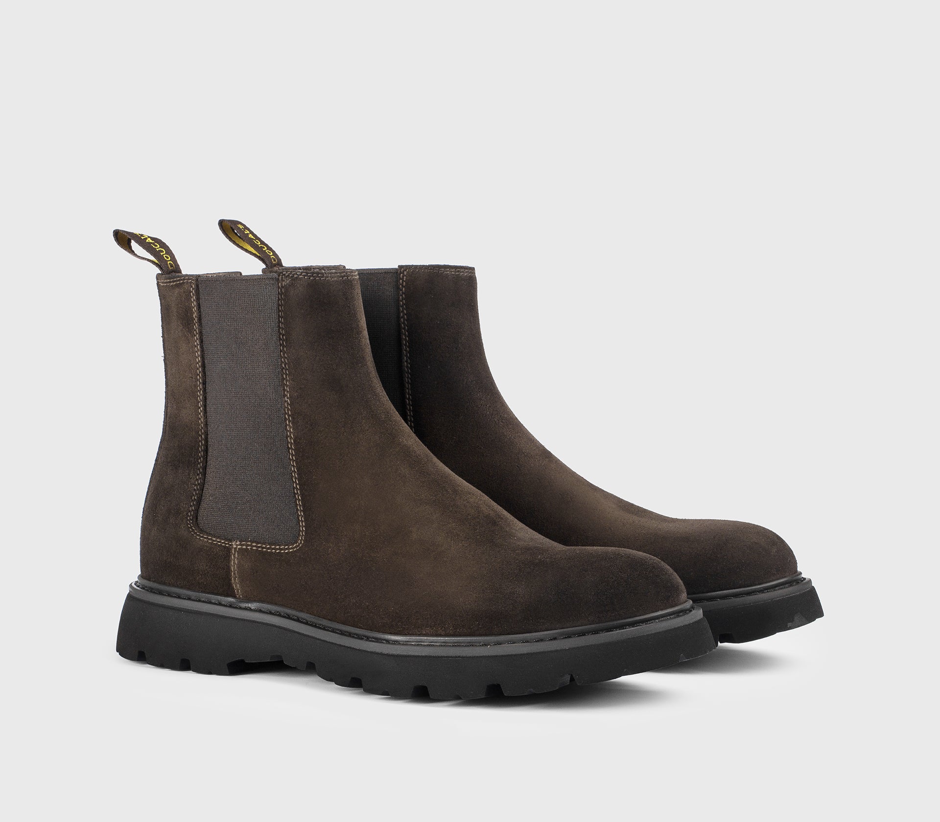 Bottine en daim marron.