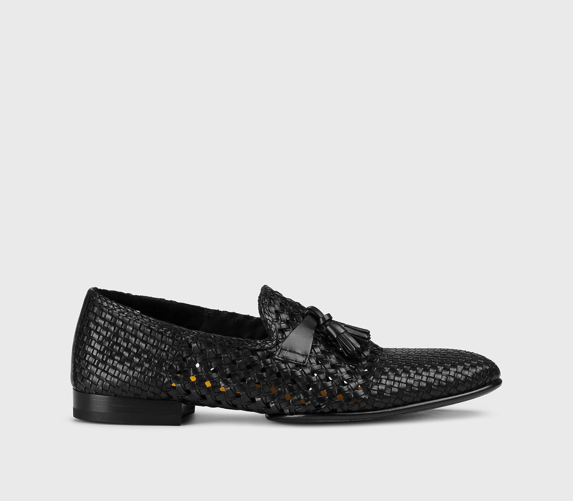 DU3522TAORUZ276NN00 - Mocassino in pelle traforata con nappine nero