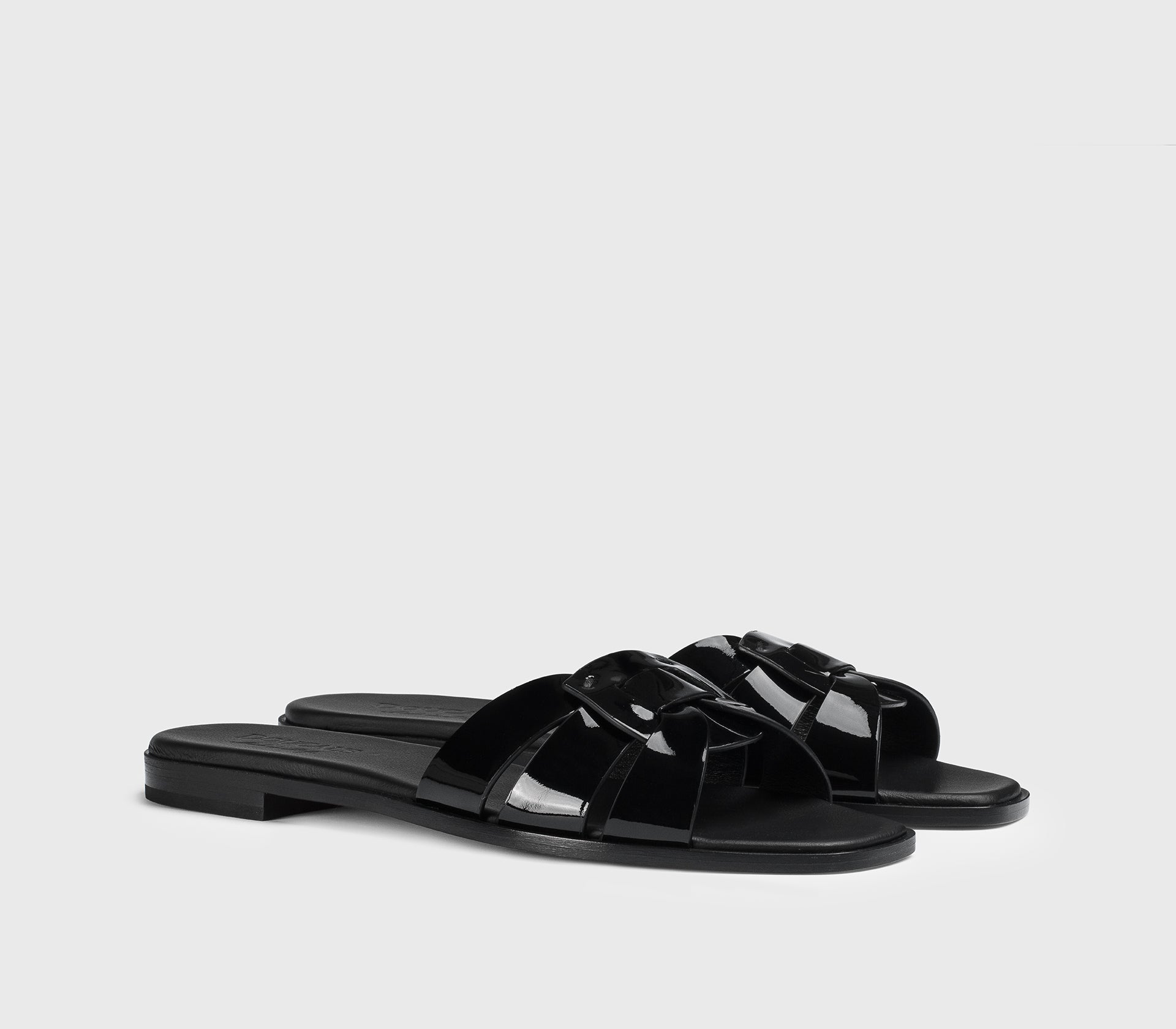 Sandale en cuir verni noir