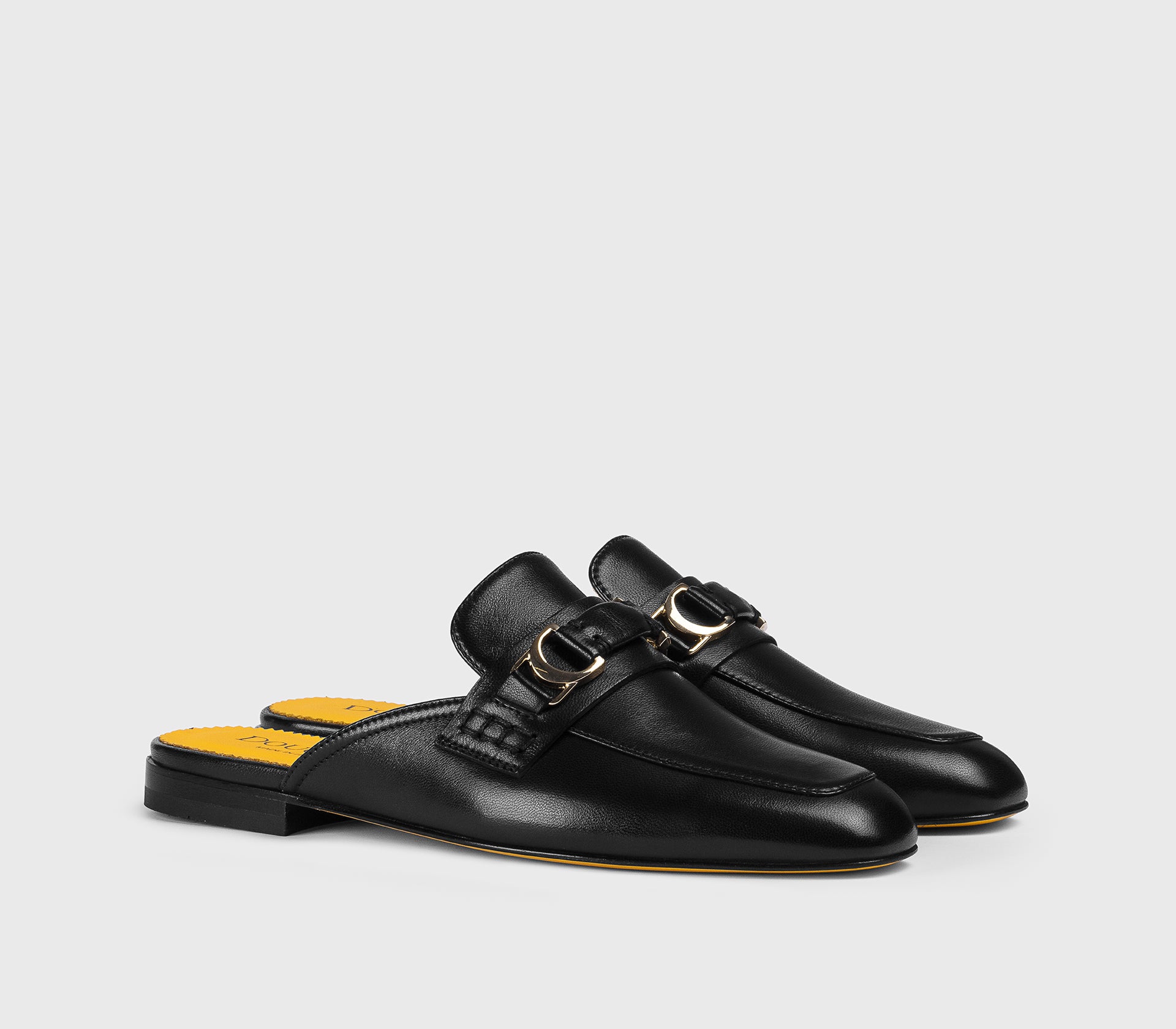 Sabot mit Metallaccessoire aus schwarzem Leder