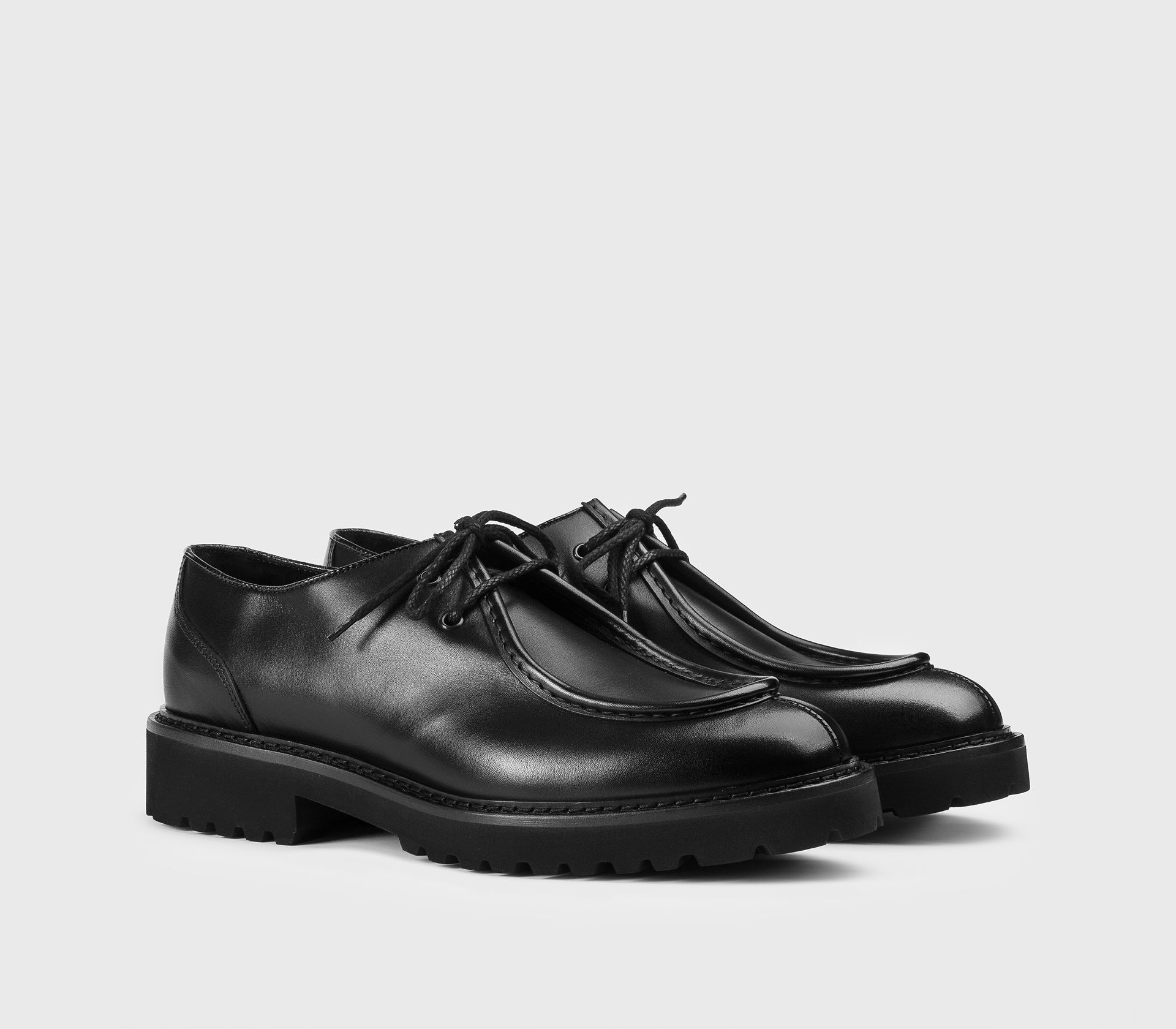 Schnürschuh aus Leder mit zwei Lochpaaren