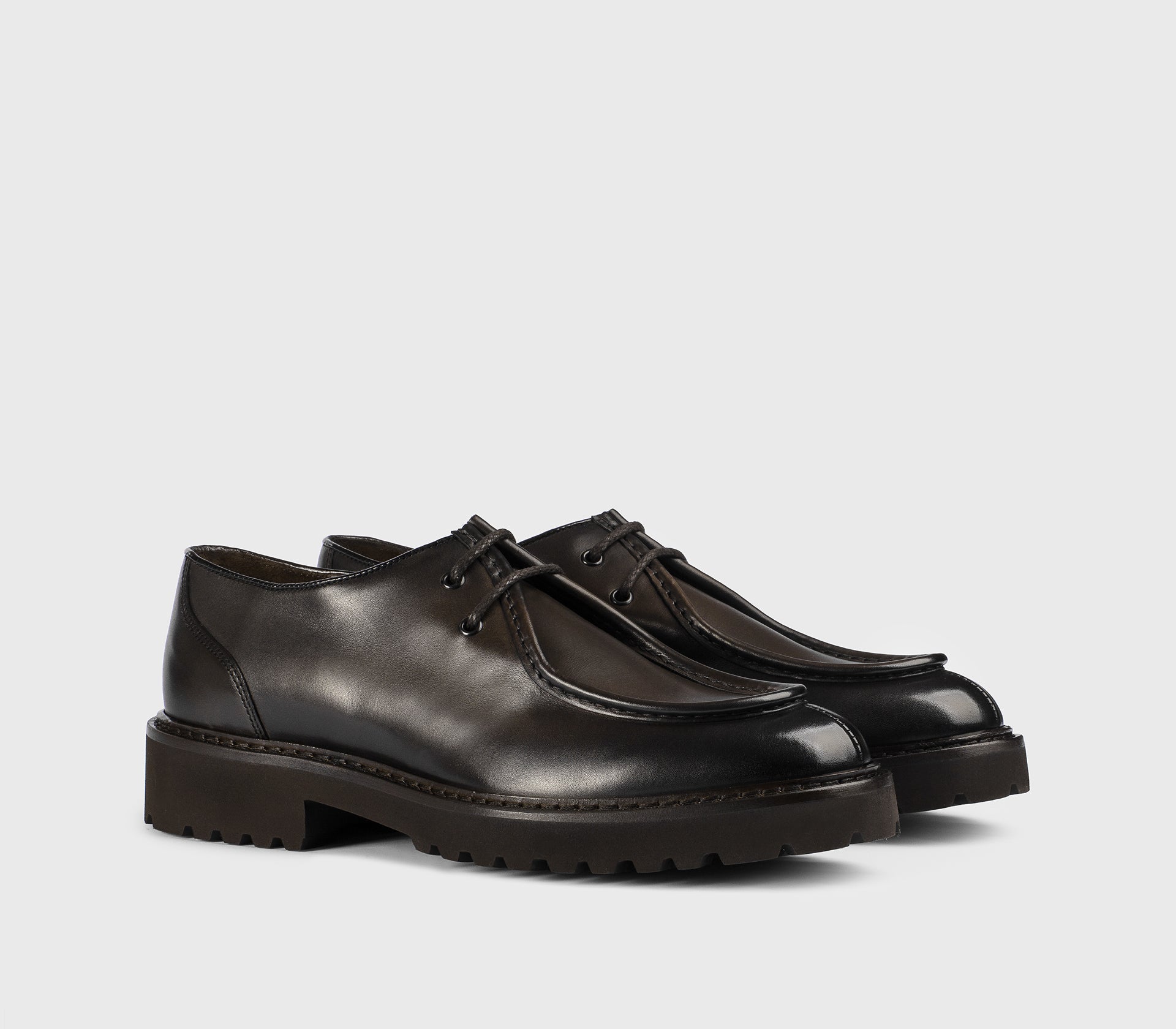 Schnürschuh aus dunkelbraunem Leder mit zwei Lochpaaren