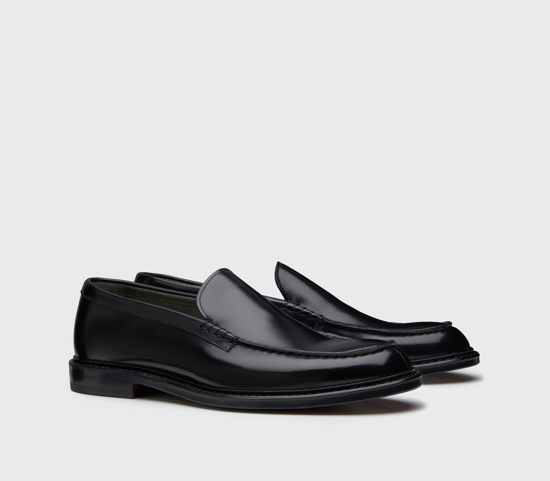Loafers in black leather