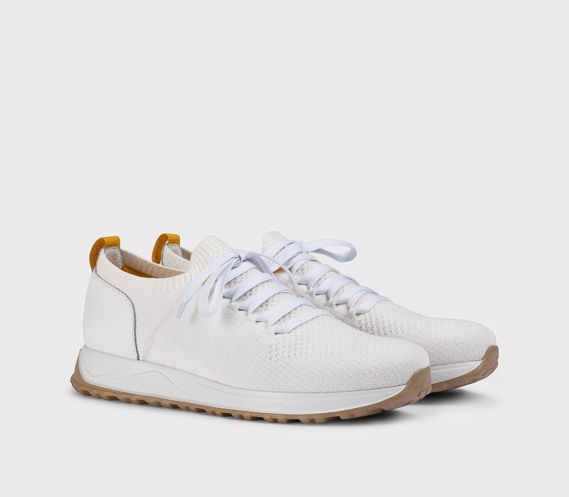 Sneaker aus technischem Gewebe und weißem „gips“ Leder