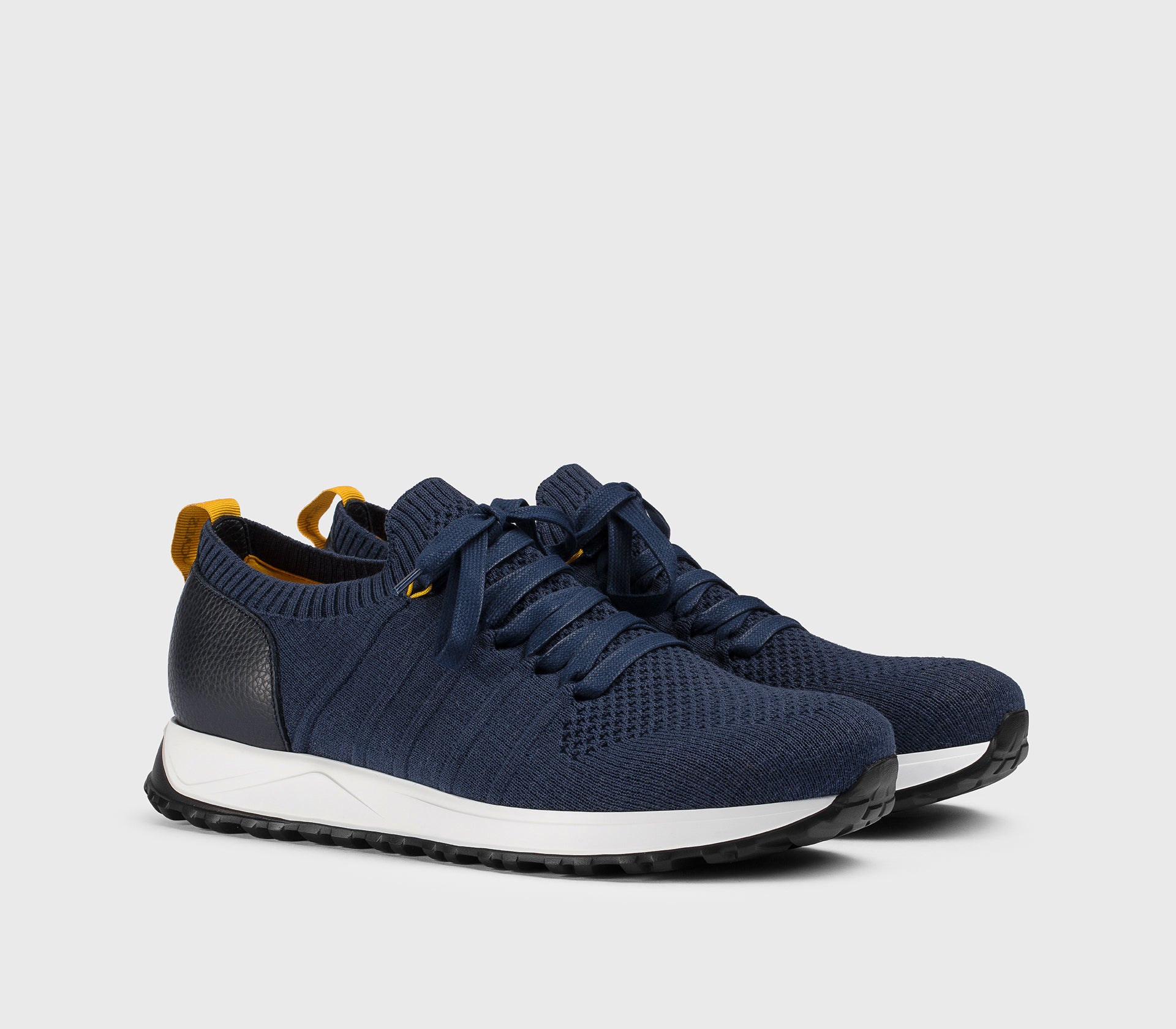 Sneaker aus technischem Gewebe und blauem Leder