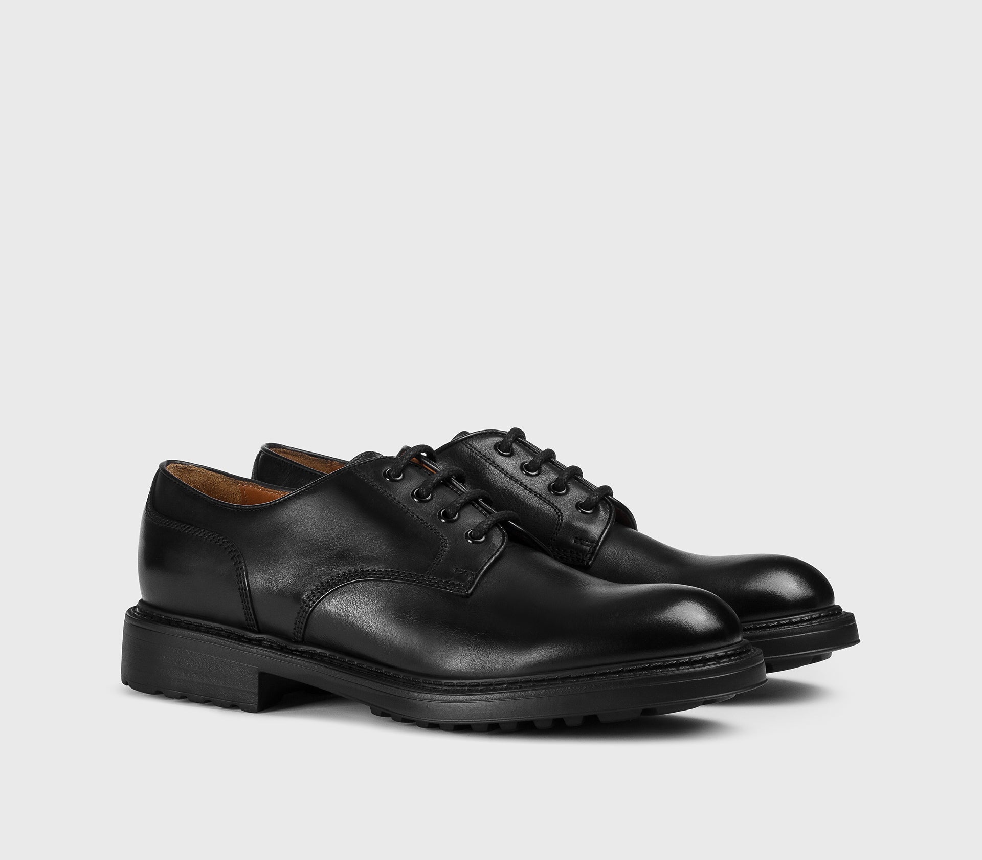 Schnürschuh aus schwarzem Leder