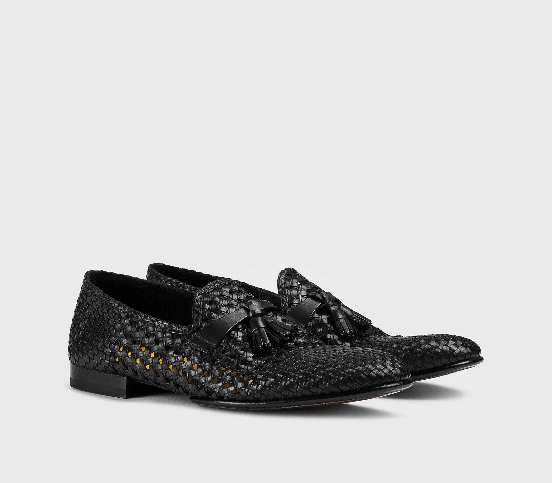 DU3522TAORUZ276NN00 - Mocassino in pelle traforata con nappine nero