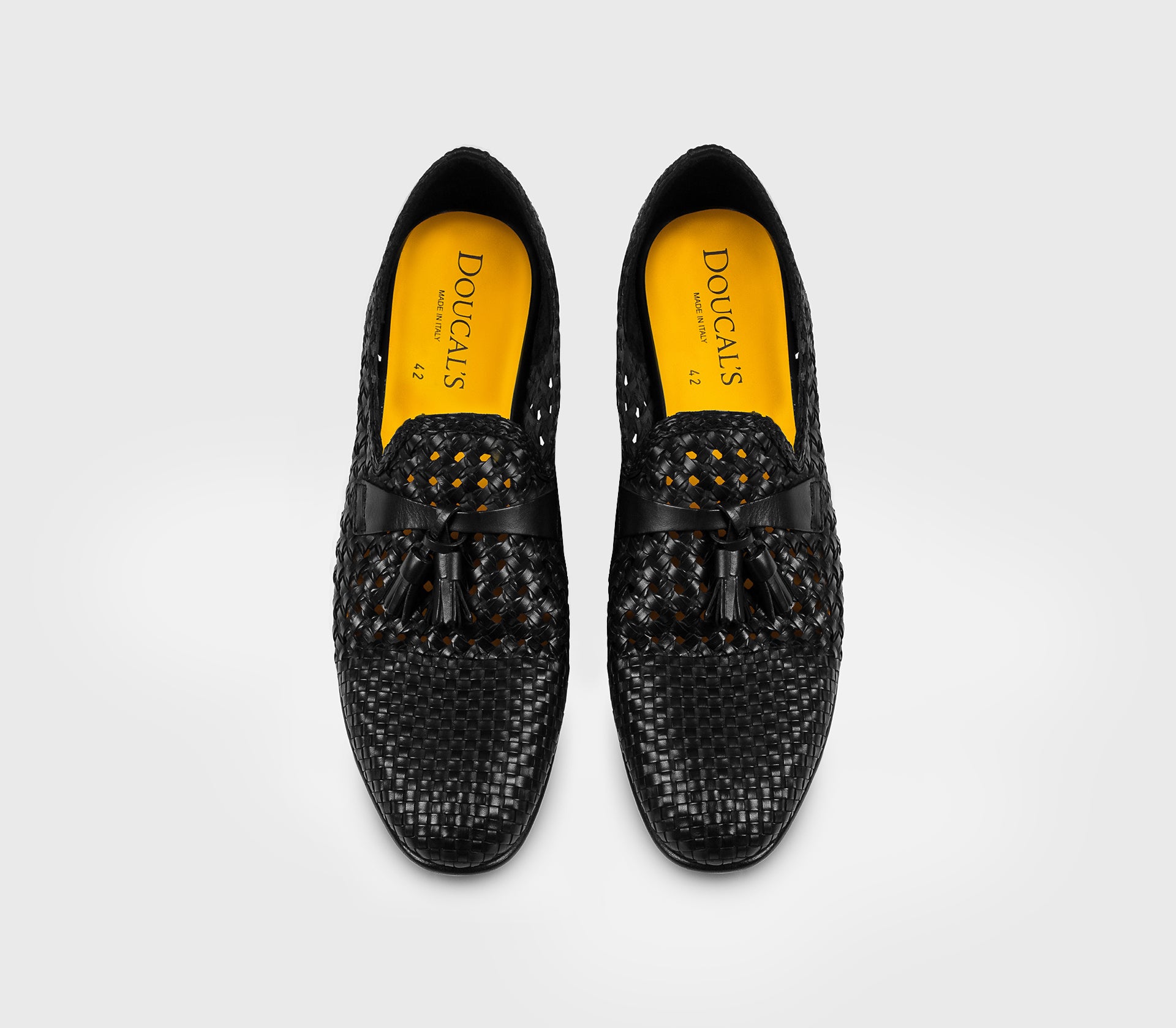 DU3522TAORUZ276NN00 - Mocassino in pelle traforata con nappine nero