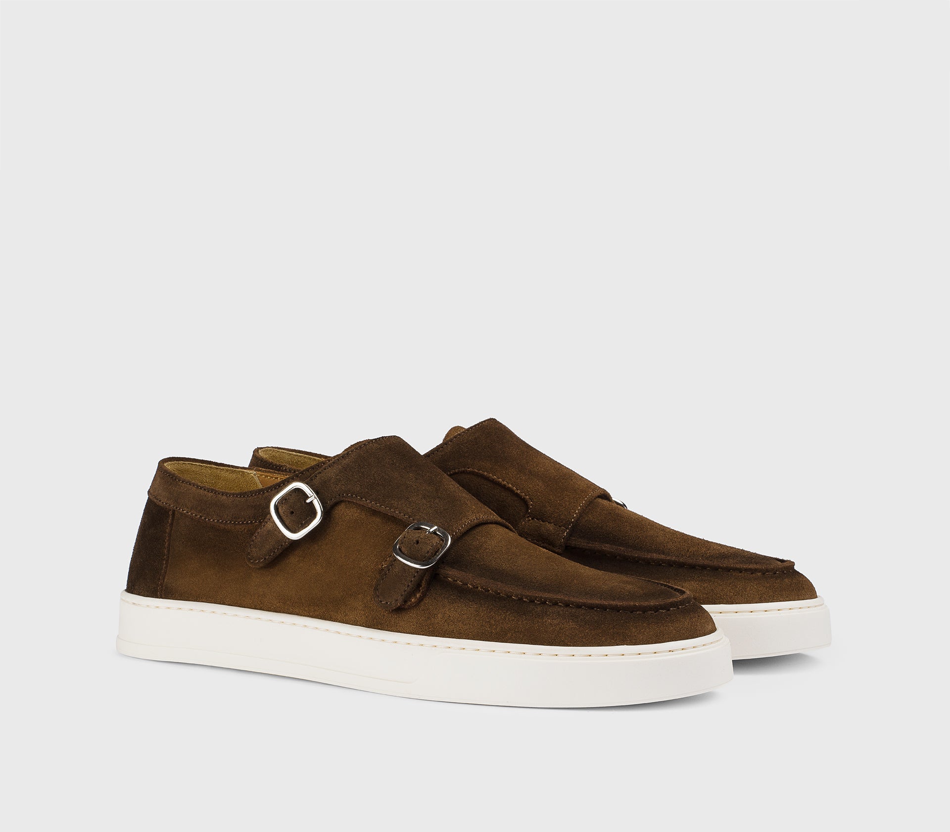 Schuh mit doppelter Schnalle aus Veloursleder im Braunton „Snuff“