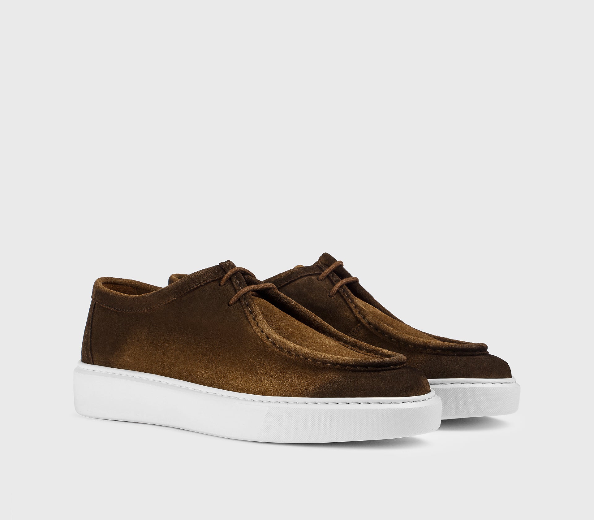 Schnürschuh mit zwei Lochpaaren aus Veloursleder im Braunton „Snuff“